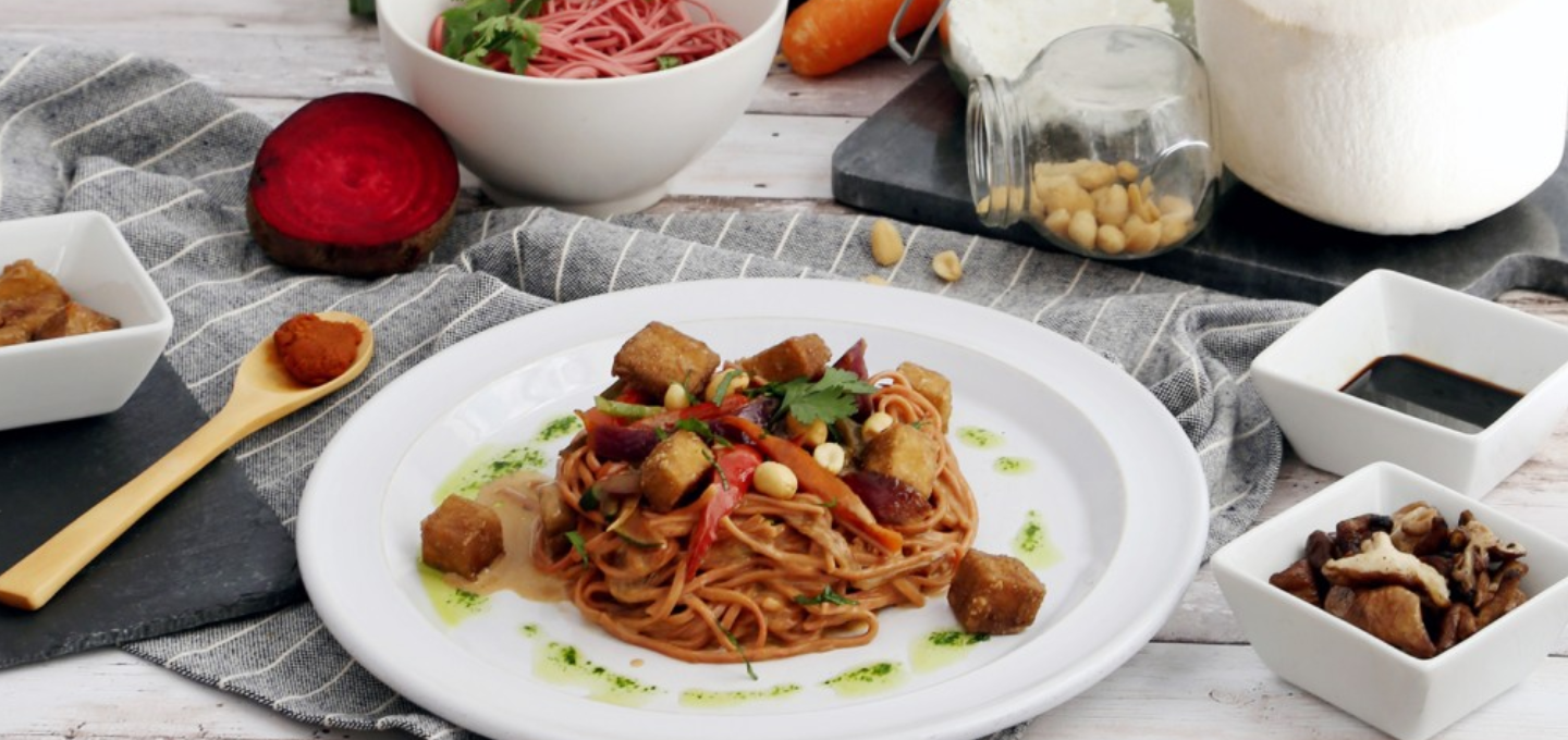 Receta vegana: spaguettini de remolacha con salsa thai de verduras y tofu